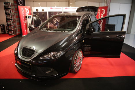 Lyd skal der også i en bil, her er det Pioneer der har givet deres vilde bud på sagen.
(Foto: Motorsporten.dk)